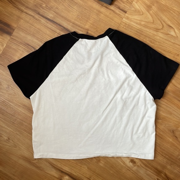 HM Raglan Cropped Tee - Picture 7 of 7